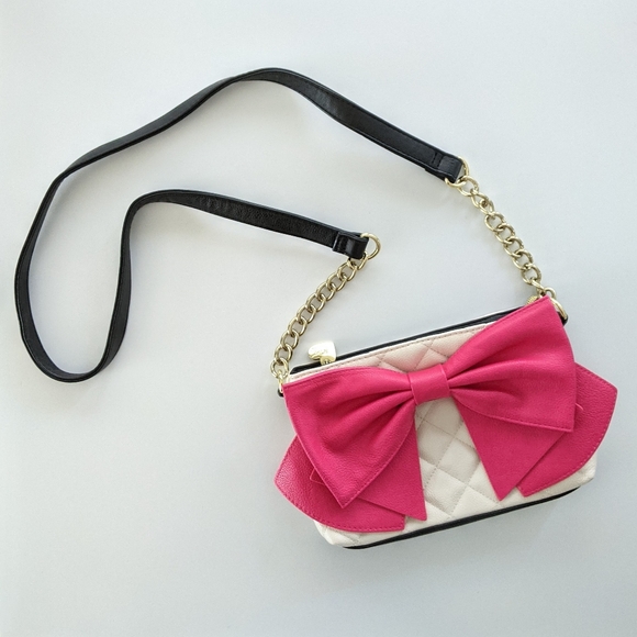 Betsey Johnson Barbie Pink Bow Front White Quilted Crossbody Bag - Picture 2 of 10